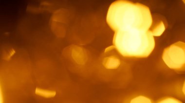 Zarif altın çelenk ışıl ışıl bir Noel tatili arka planında parlıyor.