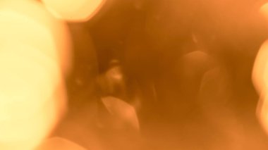 Bulanık altın Noel çelengi yumuşak, ışıl ışıl bir şenlik arka planı oluşturuyor