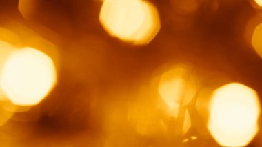 Altın çelenk ışıkları Noel şenliği arka planında usulca parlıyor..