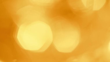 Altın çelenk ışıkları Noel şenliği arka planında usulca parlıyor..