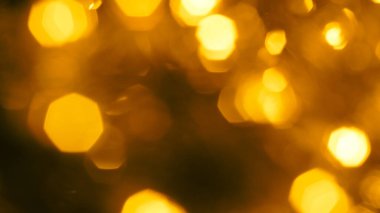 Zarif altın çelenk ışıl ışıl bir Noel tatili arka planında parlıyor.