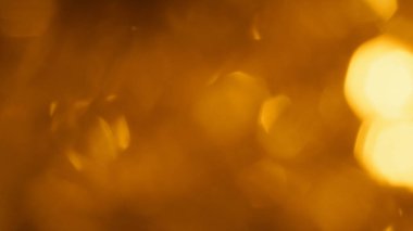 Bulanık altın Noel çelengi yumuşak, ışıl ışıl bir şenlik arka planı oluşturuyor