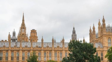 Londra şehir merkezindeki klasik gotik tarz Westminster tarihi binası.