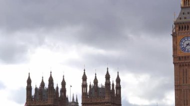 Big Ben kulesi bulutlu, kasvetli Londra şehir atmosferini yakından görüyor.