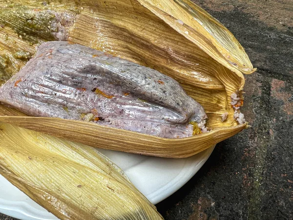 Tamale Kék Kukoricából Tök Virágból Készült Kukoricahéjba Csomagolva Oaxacában Mexikóban — Stock Fotó