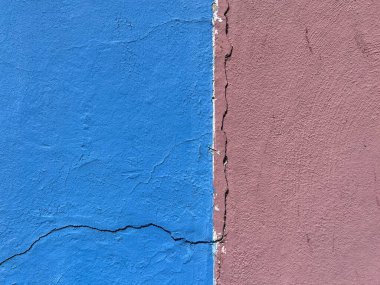 Mavi ve mor çok renkli sıva duvar, Meksika 'da çatlaklar var..