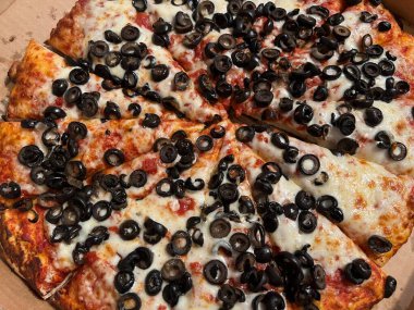 Ekstra peynirli ve kalın kenarlı siyah zeytinli vejetaryen pizzası.