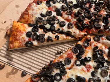 Ekstra peynirli ve kalın kenarlı siyah zeytinli vejetaryen pizzası.