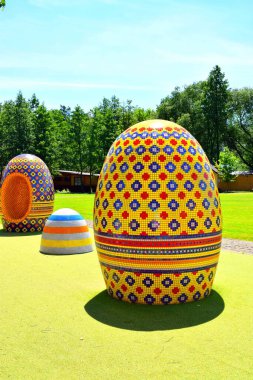 Yasnogorotka 'daki devekuşu çiftliğinde paskalya yumurtası.