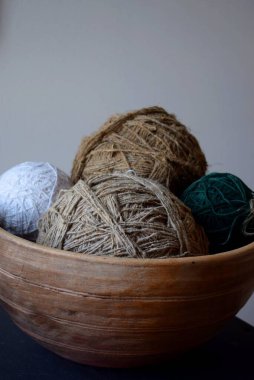 Raftaki güzel vintage kil tabaklar