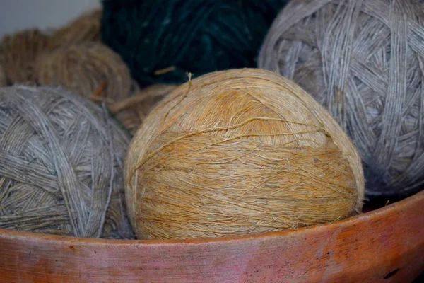 Raftaki güzel vintage kil tabaklar