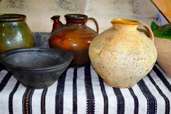 架子上漂亮的老式陶瓷餐具 — 图库照片