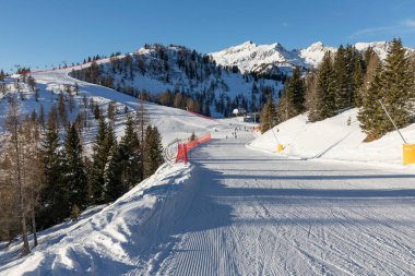 Güneşli bir günde Dolomite Alplerinde kayak alanı. Marilleva-Folgarida 'daki Pista Mastellissima' ya tepeden bakan. Brenta. İtalya
