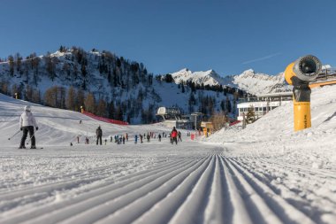 MARILLEVA. 26 Ocak 2023. Rifugio Alpe Daolasa 2045 metre. Dolomite Alplerinde kayak alanı. Marilleva-Folgarida 'daki Pista Mastellissima' ya tepeden bakan. İtalya