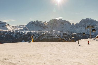 Passo Groste 'ye tepeden bakan bir grup kayakçı. Madonna di Campiglio 'nun Dolomites Manzarası' nda kayak alanı. Alpine Kayak merkezi Trentino Alto Adige 'den Dolomiti di Brenta Park' a. İtalya