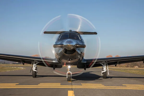 Einmotoriges Geschäftsflugzeug Sonnigen Tagen Das Flugzeug Ist Auf Dem Rollweg — Stockfoto