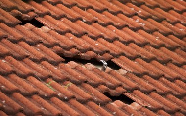 Kırmızı kiremitli bir aile evinin çatısı, evin çatısında kırmızı çantalar fotovoltaik kurulumlar için hazır, fotovoltaik paneller kurulumu