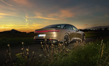 RALSKO, CZECH Cumhuriyet - 19 Eylül 2023. LUCID Havayolları. Günbatımında modern LUCID Air elektrikli araba. Modern elektrikli araba LUCID.