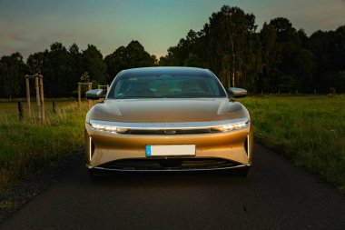 RALSKO, CZECH Cumhuriyet - 19 Eylül 2023. LUCID Havayolları. Günbatımında modern LUCID Air elektrikli araba. Modern elektrikli araba LUCID.