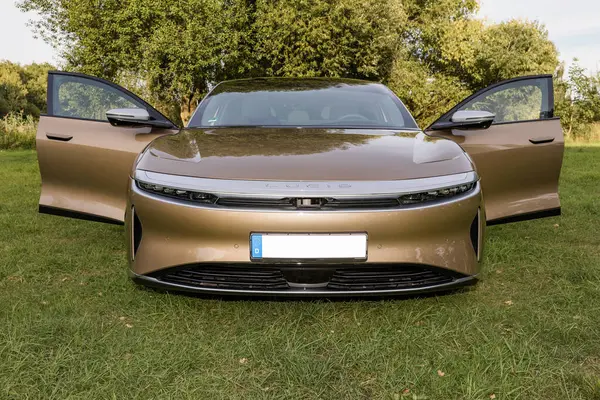 RALSKO, CZECH Cumhuriyet - 19 Eylül 2023. LUCID Havayolları. LUCID lüks hava aracı, ormanın yakınındaki bir çayırda açık kapılar. Modern, lüks elektrikli araba LUCID.