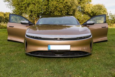 RALSKO, CZECH Cumhuriyet - 19 Eylül 2023. LUCID Havayolları. LUCID lüks hava aracı, ormanın yakınındaki bir çayırda açık kapılar. Modern, lüks elektrikli araba LUCID.