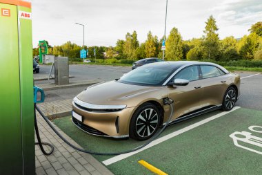 RALSKO, CZECH Cumhuriyet - 19 Eylül 2023. LUCID Havayolları. Modern LUCID Air electric ca. İstasyonda elektrikli araba şarj ediliyor..
