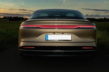 RALSKO, CZECH Cumhuriyet - 19 Eylül 2023. LUCID Havayolları. Günbatımında modern LUCID Air elektrikli araba. Modern elektrikli araba LUCID.