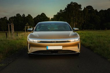 RALSKO, CZECH Cumhuriyet - 19 Eylül 2023. LUCID Havayolları. Günbatımında modern LUCID Air elektrikli araba. Modern elektrikli araba LUCID.