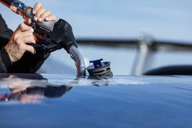 Uçağı dolduruyorum. FBO kalkıştan önce iş uçağına yakıt ikmali yapıyor. Tank tabancalı bir elin yakın çekimi. Kurumsal uçuş kavramı.