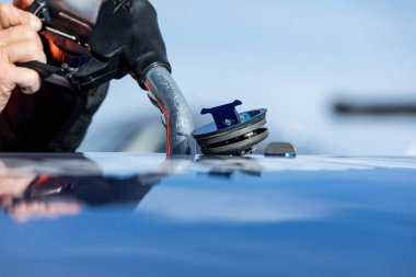 Uçağı dolduruyorum. FBO kalkıştan önce iş uçağına yakıt ikmali yapıyor. Tank tabancalı bir elin yakın çekimi. Kurumsal uçuş kavramı.