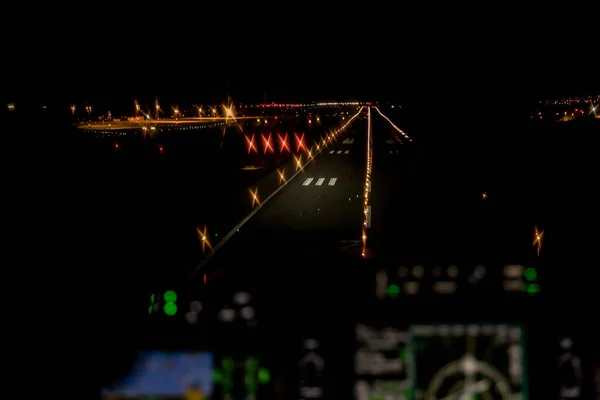 Gece Aydınlık Bir Havaalanına Inen Modern Bir Uçağın Kokpitinden Görüntü — Stok fotoğraf