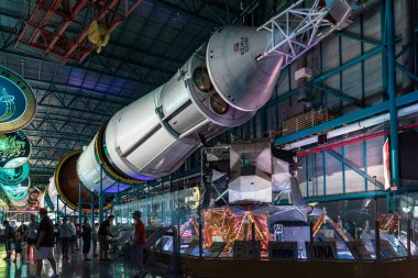 CAPE CANAVERAL, FLORIDA - 14 Mart 2024. NASA 'nın Kennedy Uzay Merkezi' ndeki Apollo / Saturn V merkezi. Bu 1969 'da aya gitmek için kullanılan roket. CAPE CANAVERAL, ABD