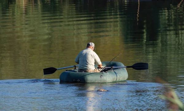 漁師が膨脹可能なボートで川に浮かび 魚を捕まえる — ストック写真