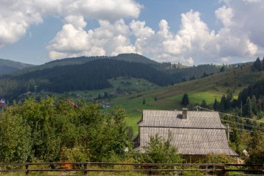 Yeşil Ukrayna dağları. Yaz zamanı. En büyük zirvelerin güzel manzarası.