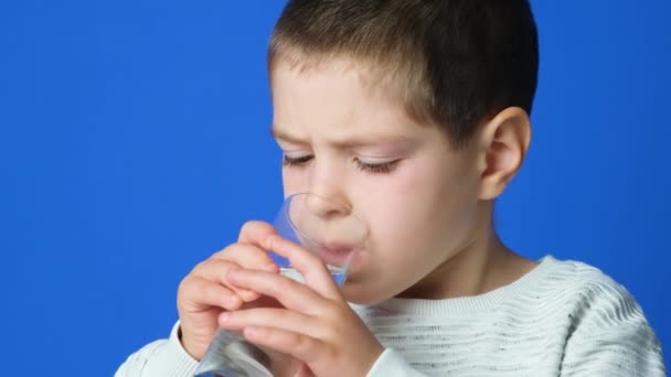 Щасливий Дошкільний Хлопчик Воду Келиха Синьому Фоні — стокове відео