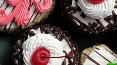 Çiçek şeklinde vişneli ve kremalı kekler daire şeklinde hareket eder..