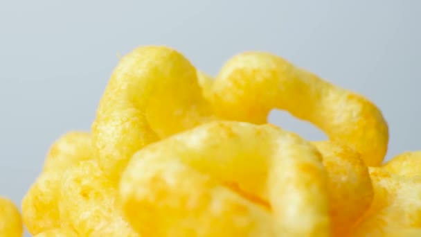 Deliciosos Chips Milho Crocante Com Especiarias Girar Círculo Fundo Branco — Vídeo de Stock