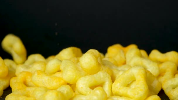 Deliciosos Chips Milho Crocante Cair Cima Para Baixo Fundo Preto — Vídeo de Stock