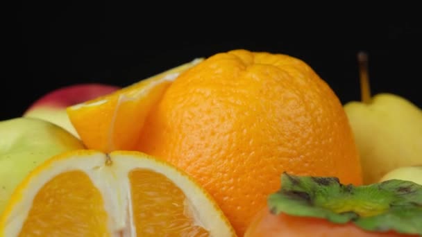 Ovoce Oranžové Žluté Barvy Jablka Pergameny Hrušky Pomeranče Černém Pozadí — Stock video