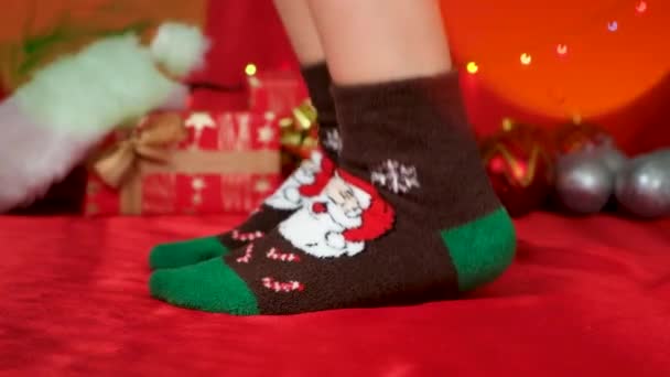 Ноги Рождественских Носках Санта Клаусом Прыгать Красный Новый Год Фоне — стоковое видео