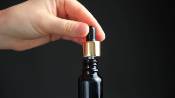 护理睫毛 面部皮肤的天然油滴在玻璃瓶中 — 图库视频影像