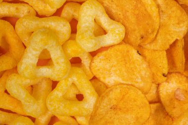 Çıtır patates ve mısır cipsi, yukarıdan yakın çekim.