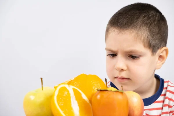 Niño Edad Preescolar Mira Las Frutas Naranjas Caquis Manzanas Sobre — Foto de Stock