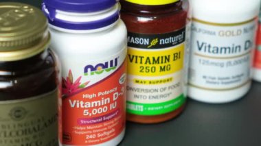 Siyah zemin üzerine diyet takviyeleri. D vitamini, B vitamini, magnezyum. 17 Ekim 2022, Zaporozhye, Ukrayna