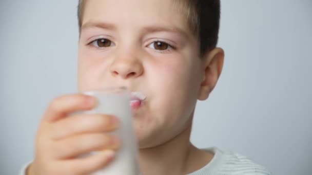 Bellissimo Bambino Anni Beve Kefir Yogurt Guarda Nella Fotocamera Pulisce — Video Stock