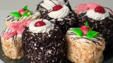 Çiçek şeklinde vişneli ve kremalı kekler, yan plan yakın plan..