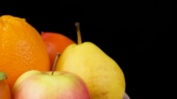 Vruchten Van Oranje Gele Kleur Appels Persimmons Peren Sinaasappels Een — Stockvideo