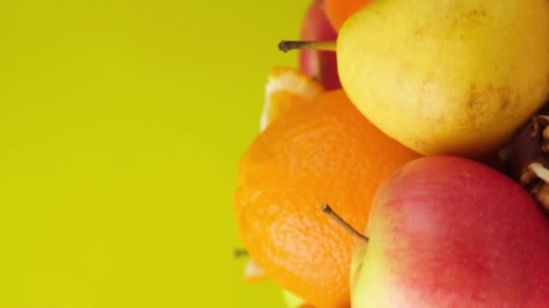 Frutos Color Naranja Amarillo Manzanas Caquis Peras Naranjas Sobre Fondo — Vídeo de stock