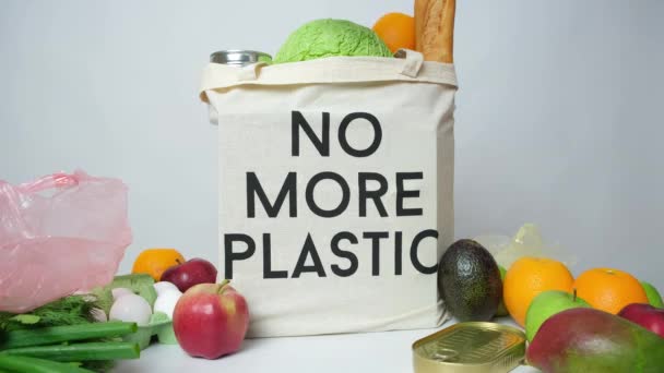 Plastic Zakken Vallen Een Herbruikbare Stof Boodschappentas Met Tekst Niet — Stockvideo