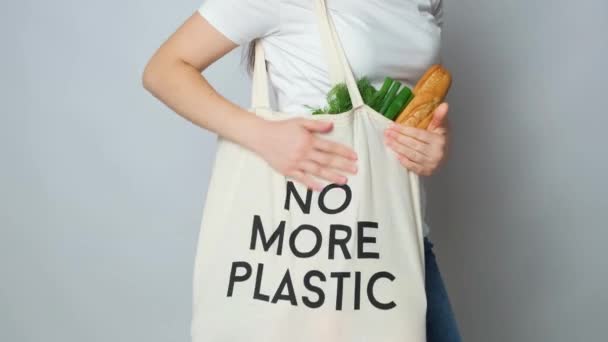 Bir Kadın Elinde Plastik Olmayan Bir Kumaş Ekolojik Alışveriş Çantası — Stok video